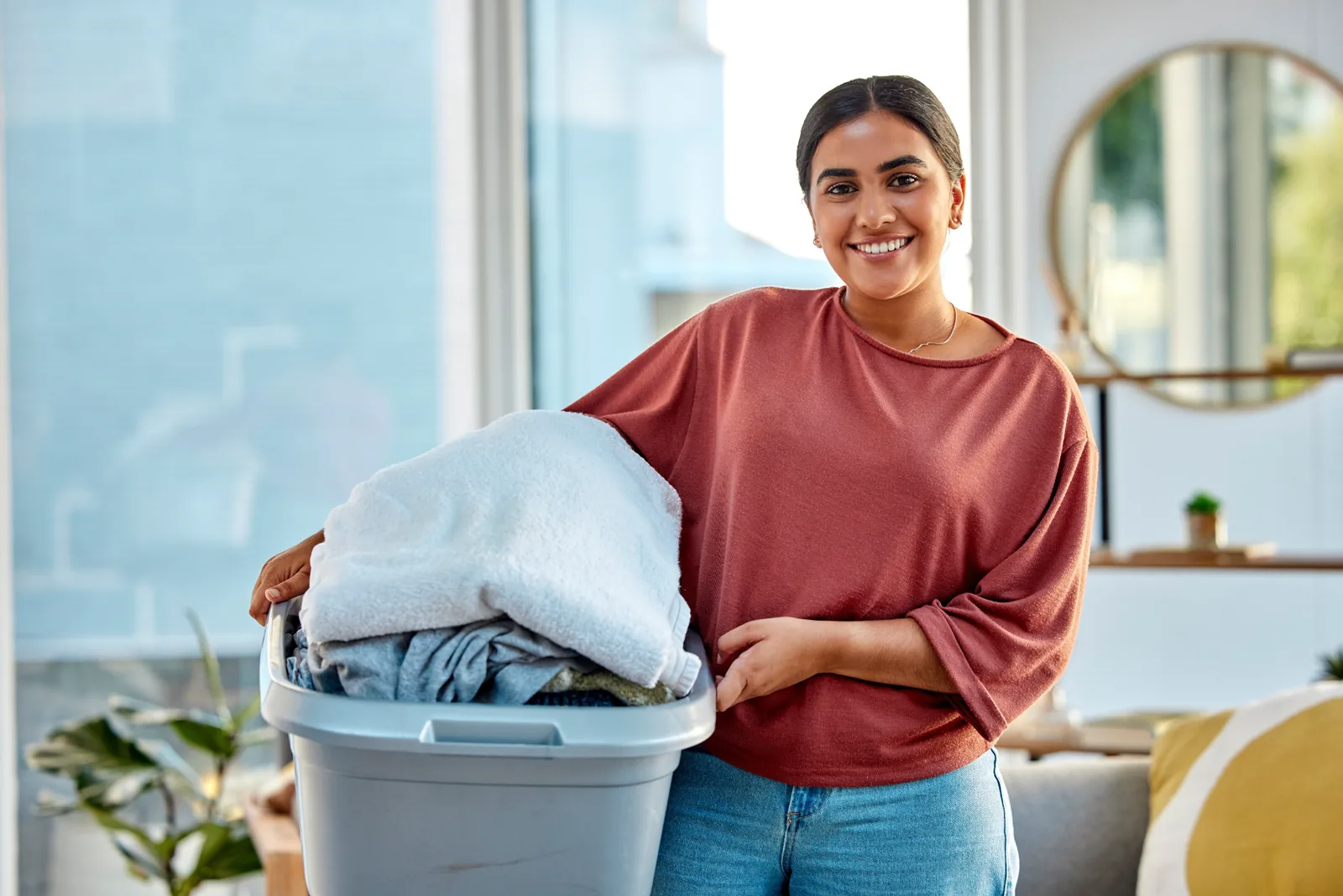 Cliente satisfeita com roupas limpas e bem cuidadas